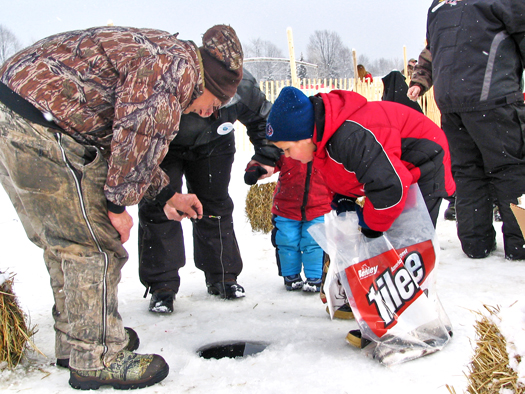 Curtis, MI Ice Fishing | Ice Fishing in Curtis Michigan